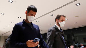 Снимка на деня: Новак Джокович напусна Австралия