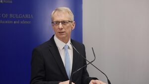 Министър Денков подема борба с плагиатството с проверки на всяка публикация