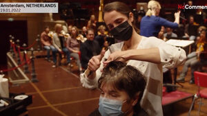 Необичаен протест: концертни зали и музеи в Нидерландия станаха фризьорски салони