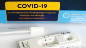 Нова и опасна мода: да се заразиш умишлено с COVID-19
