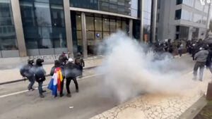 Бомбички и агресия към полицията: 70 души са задържани заради безредици в неделя в Брюксел