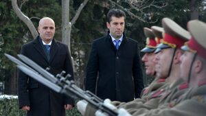 Снимка на деня: Кирил Петков посрещна Димитър Ковачески с военна церемония