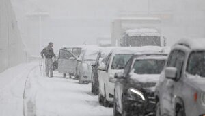 Снегът парализира Гърция, летището в Истанбул затвори