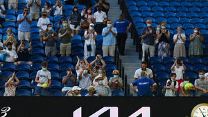 Australian Open склони да пуска фенове с тениски в подкрепа на Пън Шуей