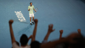С вдъхновение от Джокович Медведев записа зрелищен обрат на Australian Open