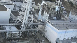 От АЕЦ "Фукушима-1" евакуират персонал заради дим над трети реактор
