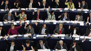 Европарламентът иска европейските политически <span class="highlight">партии</span> да имат правен статут