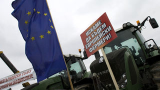 Фермери заплашват, че ще тръгнат с машини към София