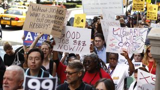 Протестиращите от "Окупирай Уолстрийт" влязоха в квартала на милионерите в Ню Йорк
