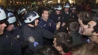 Фотогалерия: Полицията в Ню Йорк прочисти "<span class="highlight">Окупирай</span> Wall Street"