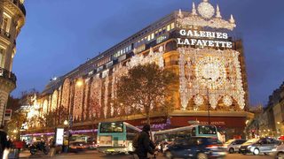 Три шопинг зони в Париж са забранени за просяци