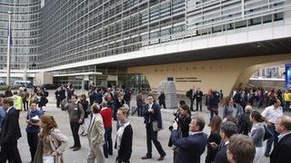 Брюксел заплаши да вкара в съда спора за заплатите <span class="highlight">на</span> еврослужителите