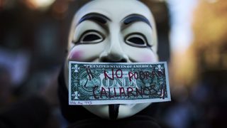 Anonymous атакуват медийни магнати заради закона SOPA