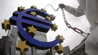 Брюксел: Фондът <span class="highlight">за</span> еврото трябва да бъде подсилен след понижаването на рейтинга му