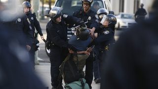 Фотогалерия: Сблъсъци между полиция и демонстранти на "<span class="highlight">Окупирай</span> Оукланд"