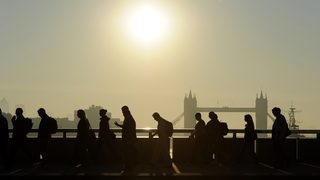 Великобритания замразява минималната заплата за младежите
