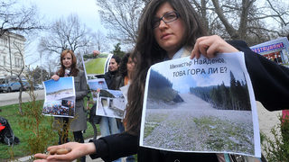 Фотогалерия: Жълъди и фиданки в акция срещу поправките в закона за горите