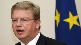 Еврокомисар Фюле отказа да посети Македония заради политическата криза в страната