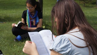 Фотогалерия: Да промениш имиджа на студентите с четене в парка