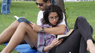 Фотогалерия: Да промениш имиджа на студентите с четене в парка
