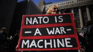 Двойните стандарти пречат на НАТО