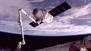 За пръв път в историята частен кораб акостира на Международната космическа станция