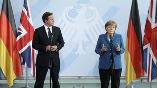 Меркел и Камерън: Фискалният пакт на ЕС не стига за решаване на кризата