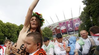 Фотогалерия: Полуголи украинки протестираха срещу Евро 2012