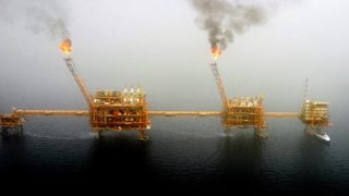 Петролното <span class="highlight">ембарго</span> на ЕС над Иран влиза в сила