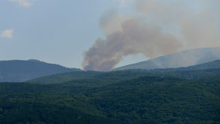 Пожарът край <span class="highlight">Белица</span> е овладян, край Мъглиж продължава да гори