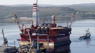 "Грийнпийс" блокира нефтена платформа и настоя за забрана на сондажите в Арктика