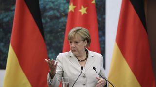 Меркел в Пекин: Има политическа воля за засилване на еврото
