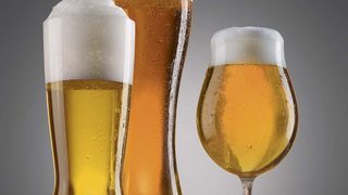 Кривите бирени чаши карат хората да пият бира по-бързо