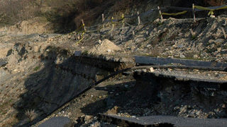 Един взрив на скалата се оказа недостатъчен за разчистването на пътя до Ягодина