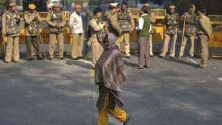 Полицейска блокада в <span class="highlight">Делхи</span> след смъртта на изнасилена жена