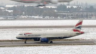 Снегът в Лондон наложи отмяна на полети на летище "<span class="highlight">Хийтроу</span>"