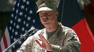 Пентагонът отхвърли подозренията около генерала, замесен в секс-скандала с шефа на ЦРУ