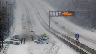 Хиляди унгарци нощуваха в колите си заради снежна буря