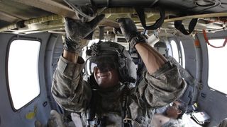 Олег Попов показва кадри "Отвъд хоризонта" на войната в Афганистан