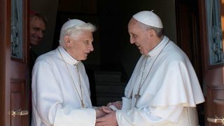 Оттеглилият се папа изненадващо защити безбрачието на свещениците
