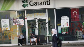 Турци теглят парите си от банка заради цензура от нейните медии