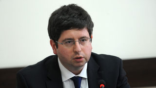 Депутатите извикаха Петър Чобанов и шефа на КФН за сделката за "<span class="highlight">Доверие</span>"
