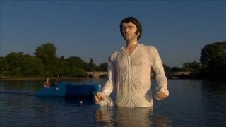 Огромна скулптура в лондонско езеро пресъздава мокра сцена с Колин Фърт като господин Дарси
