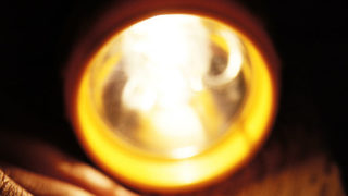 Канадка изобретява фенерче, захранвано от топлината на дланта (видео)