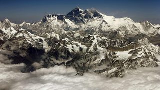 Учени: Климатичните промени оголват Еверест