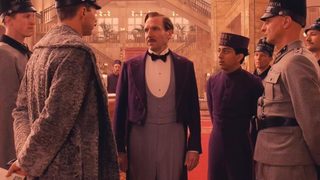 Видео: Ралф Файнс се вихри като портиер в новия филм на Уес Андерсън The Grand Budapest Hotel