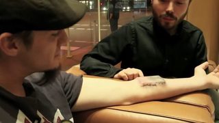 Мъж си имплантира миникомпютър в ръката без лекарска помощ (видео)