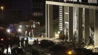 Двама загинаха и 50 са затрупани в рухнал магазин в <span class="highlight">Рига</span>