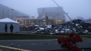 Жертвите на срутването на търговския център в <span class="highlight">Рига</span> вече са 53, сред които и трима спасители