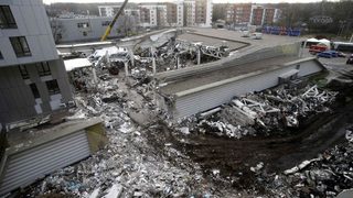 Латвийската полиция е разпитала над 100 души за срутването на търговския център